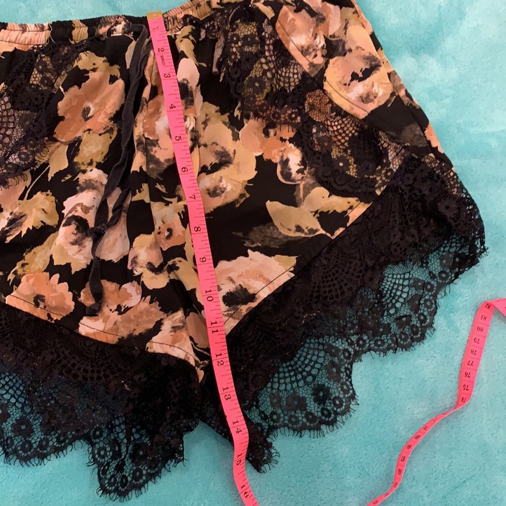 Ditzy Daizy lined floral lace shorts size small - Picture 9 of 10